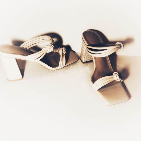 NWOT Cream Colored Slip On Open Square Toe Chunky Heels Size 9 - Picture 2 of 10